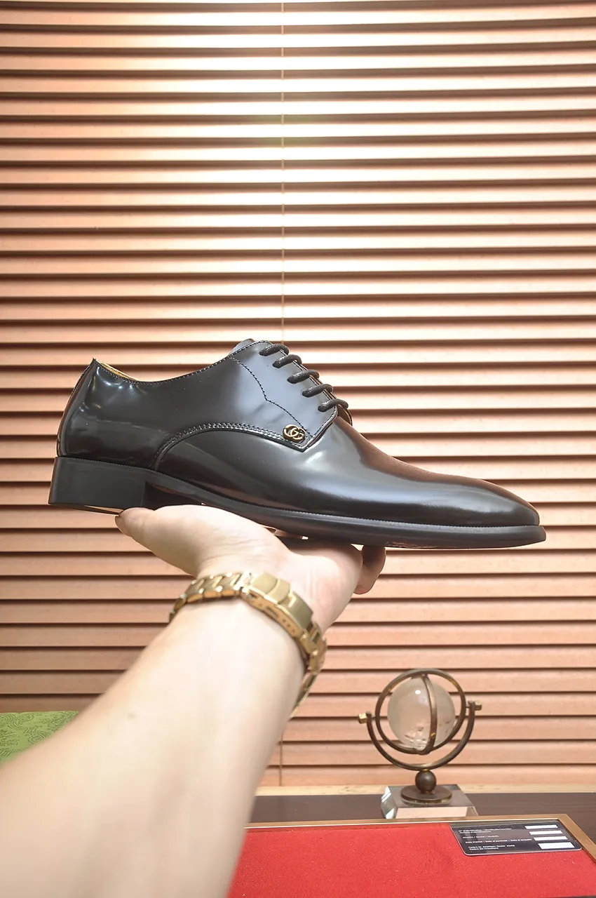 Men's shoes💰500💶Italy's top luxury men's shoe giant (GUCCI) (Gucci) (full cowhide lining) new arrival🍃Original European style🔰 Pleasant to the eye😍In order to make the shoes more durable and non-deformable🌀The production continues to follow traditional methods but there is still no lack of innovation💪Choose original sheepskin for the leather♻️ Smooth and natural And extra bright ⭐Made of imported cowhide, the first choice of rich people 38-45 (45 customized)